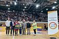 Bei der Spendenübergabe: Steffen Liebler (Würzburg Baskets), Sebastian Kohrmann (Edeka), Ina Schmolke (Kiwi), Steffen Zink (GWF),&nbsp; Christoph Härtel (Uniklinik), Franz Balzer, Urban Hübner und Monika Wohlfart (Kiwi).