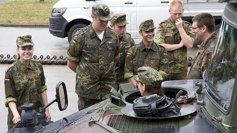 Probesitzen im Schützenpanzer Marder. Als Gewinner eines Preisausschreibens erlebten fünf junge Frauen und neun Männer eine lehr- und ereignisreiche Woche am Ausbildungszentrum Infanterie in Hammelburg. Foto: Matthias Hellmund       -  Probesitzen im Schützenpanzer Marder. Als Gewinner eines Preisausschreibens erlebten fünf junge Frauen und neun Männer eine lehr- und ereignisreiche Woche am Ausbildungszentrum Infanterie in Hammelburg. Foto: Matthias Hellmund