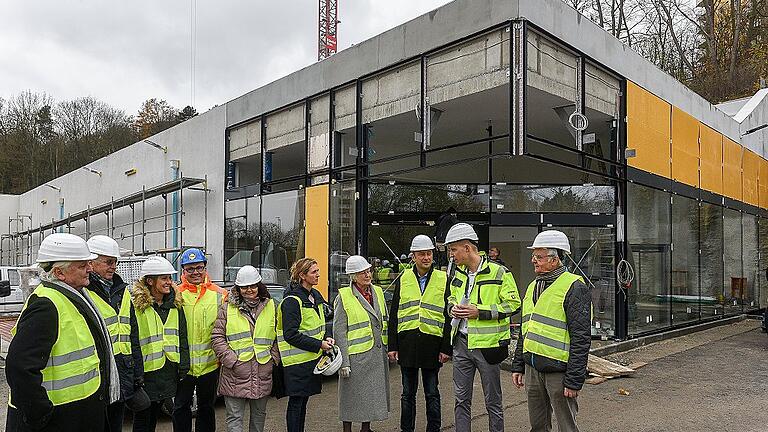 Einige Stadträte machten sich bei einem Rundgang über die Baustelle des fast fertigen Lidl in der Versbacher Straße ein Bild von der Situation. Die Eröffnung ist am 7.Dezember.