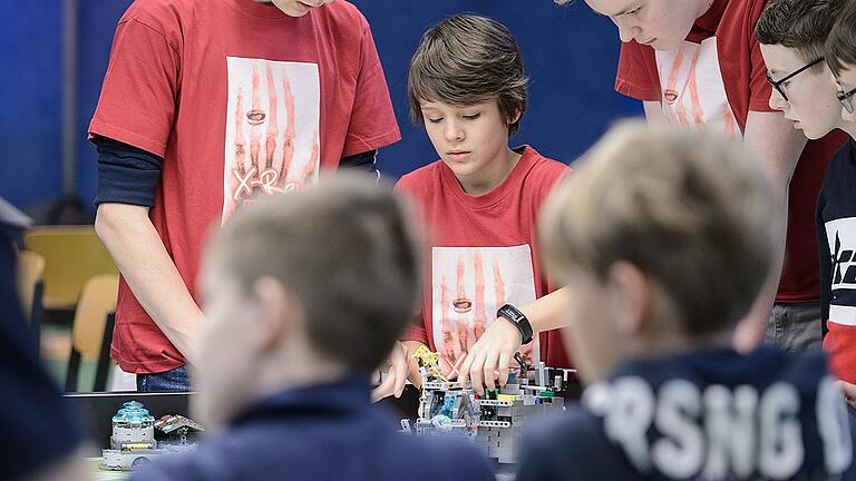 First Lego League       -  Hier zählt volle Konzentration: Der 14-jährige Aaron mit seinem Team &bdquo;X-Rays&ldquo; des Röntgen-Gymnasiums Würzburg.