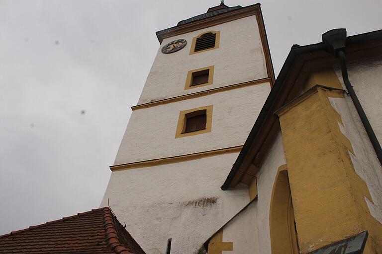 Auch auf den anderen Seiten treten die Mängel am Putz der Geiselwinder Kirche langsam zutage.