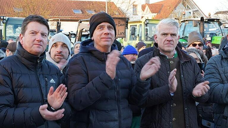 CSU-Landtagsabgeordneter Steffen Vogel (rechts) am Montag beim Bauern-Protest in Bad Neustadt mit (von links) Innenstaatssekretär Sandro Kirchner, Bürgermeister Michael Werner und Christof Herbert, CSU-Chef in Rhön-Grabfeld.&nbsp;