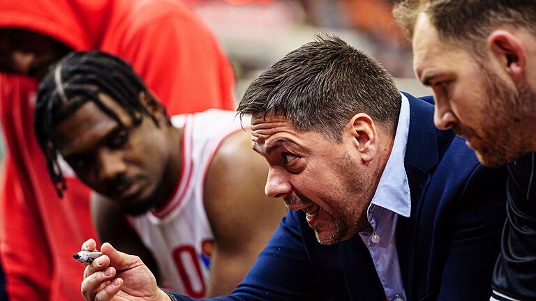 Headcoach Sasa Filipovski (Würzburg Baskets) hofft auf einen Heimsieg seiner Mannschaft gegen Alba Berlin. Headcoach Sasa Filipovski (Würzburg Baskets) hofft auf einen Heimsieg seiner Mannschaft gegen Alba Berlin.