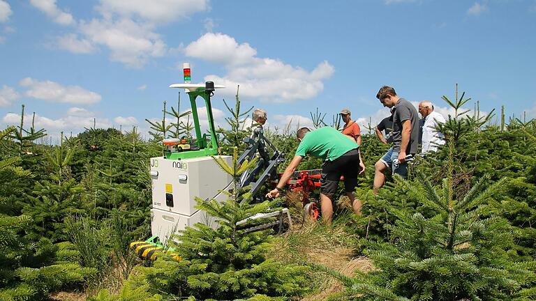 Vorführung eines Feldroboters in einer Christbaumkultur in Mittelsinn.