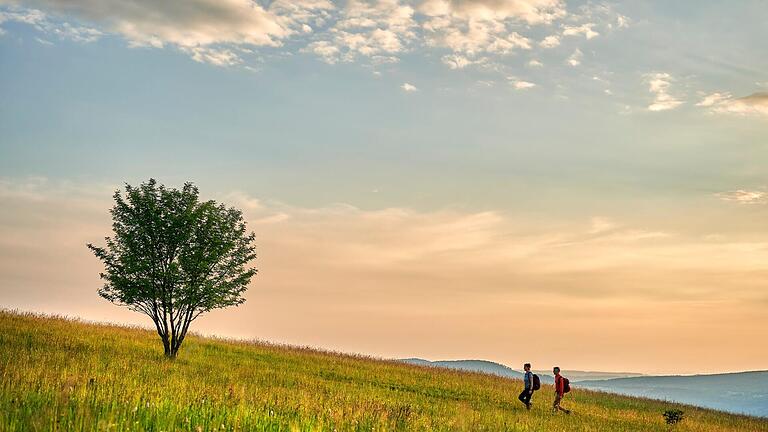 Zu den beliebtesten Aktivitäten in der Rhön zählen das Wandern und der Besuch von Naturattraktionen und kulturellen Sehenswürdigkeiten.       -  Zu den beliebtesten Aktivitäten in der Rhön zählen das Wandern und der Besuch von Naturattraktionen und kulturellen Sehenswürdigkeiten.