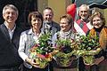 Geburtstagsblumen für die Drei von der Bücherei: Urban Österreicher (Kirchenpfleger), Irmgard Gündert, Emil Schlereth (Vorsitzender des Pfarrgemeinderats), Helga Lehmeyer, Jochen Lehmeyer (Kirchenverwaltung) und Sabine Schramm feierten mit ihren Gästen.