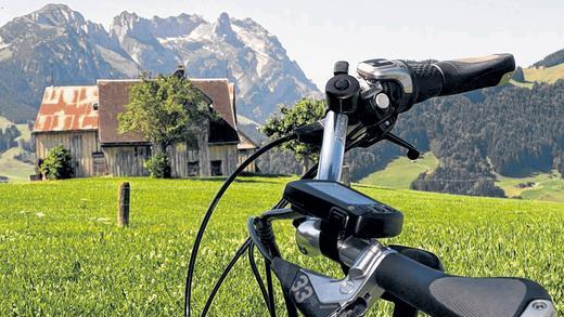 Blick auf den Säntis (ganz rechts): Im Appenzellerland lässt es sich mit dem E-Bike entspannt rad-wandern – je nach Kondition mit mehr oder weniger Schub aus dem Akku.Foto: Deppisch Blick auf den Säntis (ganz rechts): Im Appenzellerland lässt es sich mit dem E-Bike entspannt rad-wandern – je nach Kondition mit mehr oder weniger Schub aus dem Akku.Foto: Deppisch