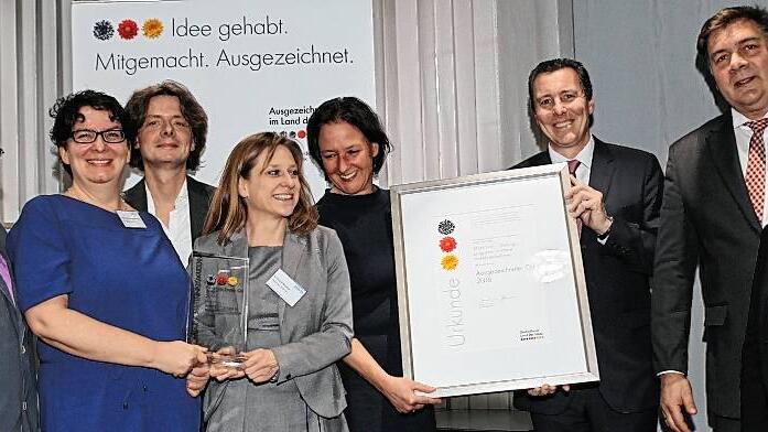 Das Institut für Verkehrswissenschaften gehört zu 100 Preisträgern des bundesweiten Wettbewerbs „Ausgezeichnete Orte im Land der Ideen“ 2016. Groß war deshalb am Samstag die Freude als im Sitzungssaal des Veitshöchheimer Rathauses die Urkunde übergeben wurde. Auf dem Foto (von links) Fahrlehrer Horst Kwiotek, von der WIVW Dr. Ramona Kenntner-Mabiala, Dr. Armin Kaußner, Dr. Yvonne Kaußner, Alexandra Neukum, Bürgermeister Jürgen Götz, Dietmar Amend und Christine Montigel. Das Institut für Verkehrswissenschaften gehört zu 100 Preisträgern des bundesweiten Wettbewerbs „Ausgezeichnete Orte im Land der Ideen“ 2016. Groß war deshalb am Samstag die Freude als im Sitzungssaal des Veitshöchheimer Rathauses die Urkunde übergeben wurde. Auf dem Foto (von links) Fahrlehrer Horst Kwiotek, von der WIVW Dr. Ramona Kenntner-Mabiala, Dr. Armin Kaußner, Dr. Yvonne Kaußner, Alexandra Neukum, Bürgermeister Jürgen Götz, Dietmar Amend und Christine Montigel.