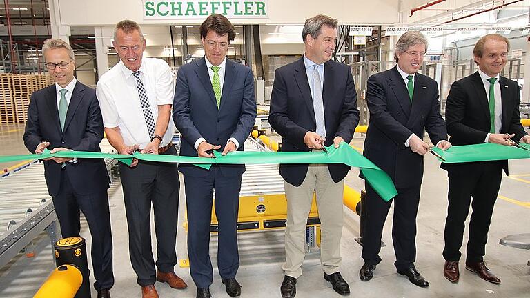 Eröffnet: Das symbolische Band in Schaeffler-Grün durchschnitten am Montag im Logistikzentrum Kitzingen (von links:) Dr. Stefan Spindler (Vorstand Industrie), Oberbürgermeister Siegfried Müller, Vorstandsvorsitzender Klaus Rosenfeld, Ministerpräsident Markus Söder, Gesellschafter Georg Schaeffler und Andreas Schick (Vorstand Produktion, Logistik und Einkauf).