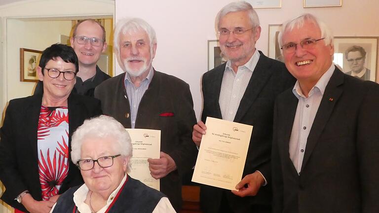 Stellvertretende AWO-Kreisvorsitzende Christiane Halbleib, stellvertretender Vorsitzender Helmut Werner, Peter Wesselowsky, Toni Gernert, Vorsitzender Peter Honecker und (sitzend) Elfriede Reichert.