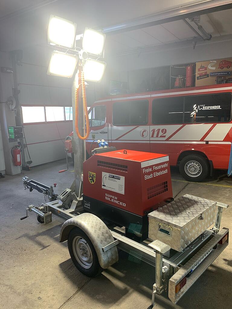 Mit dem neuen Lichtmast samt Aggregat sind die Einsatzorte der Feuerwehr Eibelstadt auch in freiem Gelände gut ausleuchtbar.