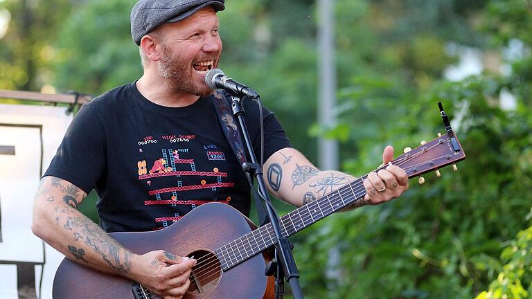 Der Singer- und Songwriter Matze Rossi, hier bei einem Auftritt vor dem Schweinfurter Kulturhaus Stattbahnhof, äußert sich in seinen Lieder für gewöhnlich nicht explizit politisch. Jetzt hat er in einem Danger-Dan-Cover aber klare Kante gegen die Rechtsextremisten des 'Der Dritte Weg' gezeigt.