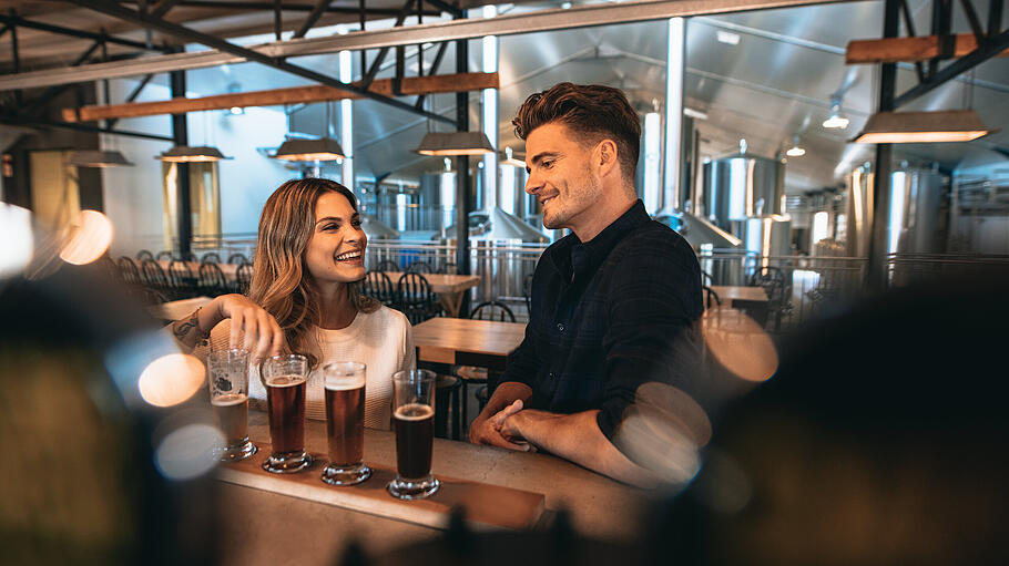 Couple at brewery bar and tasting beer       -  Brauereibesichtigungen, Bierwanderungen, Kultur:  Das oberfränkische Bamberg bietet Abwechslung und Genuss.