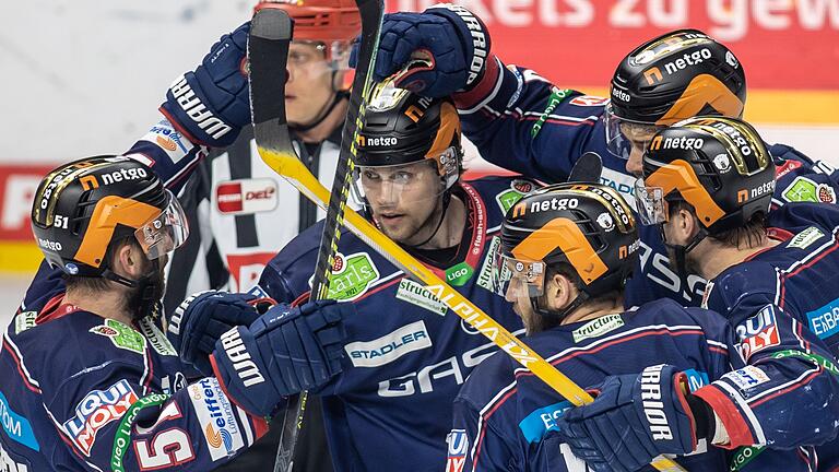 Siegtor im dritten Final-Spiel: Der Schweinfurter Dominik Bokk (Mitte) lässt sich von den Teamkollegen feiern für seinen Treffer zum 2:1-Erfolg über München. Zwei Tage später feierten die Eisbären Berlin den Gewinn der deutschen Meisterschaft.