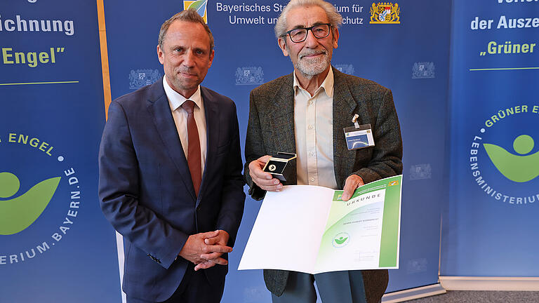 Bayerns Umweltminister Thorsten Glauber überreichte an Hubert Kornbrust die Auszeichnung 'Grüner Engel'.