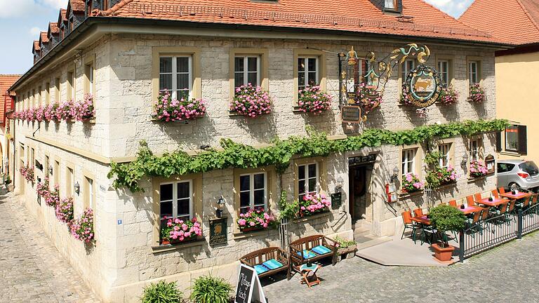 Im Gasthaus Zum goldenen Ochsen in Sommerhausen gibt es Wein aus den eigenen Weinbergen. Im Gasthaus Zum goldenen Ochsen in Sommerhausen gibt es Wein aus den eigenen Weinbergen.