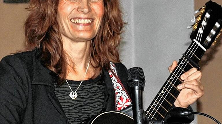 Eva-Maria Klöhr gab ein eindrucksvolles Konzert mit eigenen Texten und Liedern.