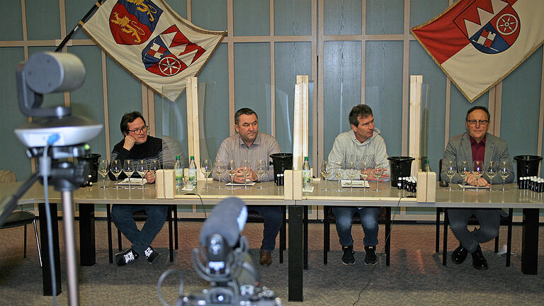 Während die Teilnehmer des Rotwein-Workshops zu Hause an den Computer-Monitoren saßen, führten Sebastian Fürst, Christophe Lacaille, Christoph Walter und Herman Mengler (von links) vor zwei laufenden Kameras durch die Veranstaltung. Während die Teilnehmer des Rotwein-Workshops zu Hause an den Computer-Monitoren saßen, führten Sebastian Fürst, Christophe Lacaille, Christoph Walter und Herman Mengler (von links) vor zwei laufenden Kameras durch die Veranstaltung.