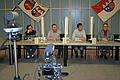 Während die Teilnehmer des Rotwein-Workshops zu Hause an den Computer-Monitoren saßen, führten Sebastian Fürst, Christophe Lacaille, Christoph Walter und Herman Mengler (von links) vor zwei laufenden Kameras durch die Veranstaltung.