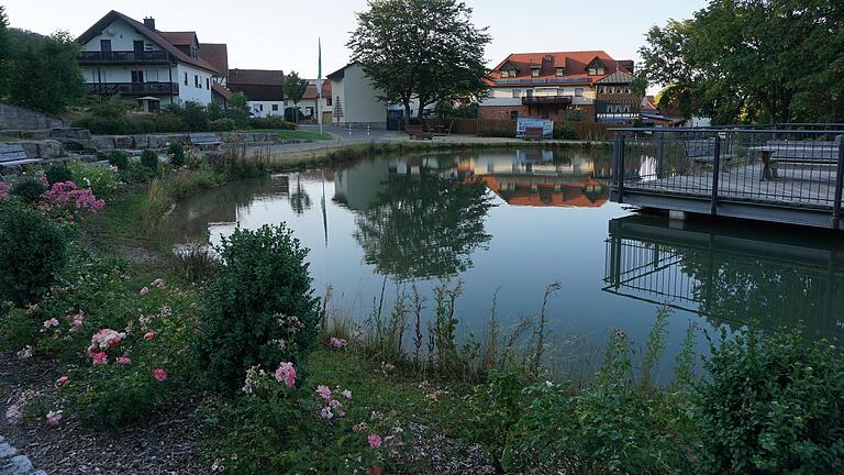 Im Uferbereich des Dorfweihers Hausen rutscht durch Wellenschlag die Abdeckschicht ab. Das sei aber kein Mangel, sondern ein normaler Vorgang, informierte der Bürgermeister. Im Uferbereich des Dorfweihers Hausen rutscht durch Wellenschlag die Abdeckschicht ab. Das sei aber kein Mangel, sondern ein normaler Vorgang, informierte der Bürgermeister.
