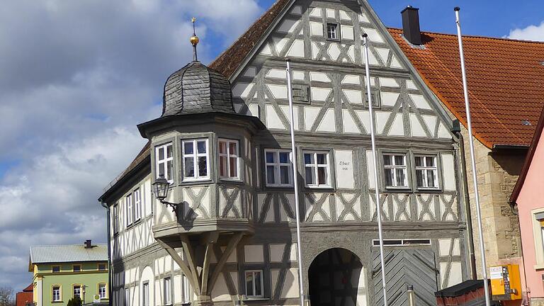 Das Gelchsheimer Rathaus aus dem Jahre 1666. Ein kostspieliges Erbe, das umfassend saniert werden muss. Das Gelchsheimer Rathaus aus dem Jahre 1666. Ein kostspieliges Erbe, das umfassend saniert werden muss.