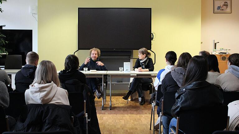 Jan Peter Bremer las den Schülerinnen und Schülern des Wirtschaftsgymnasiums und Berufskollegs sowie des Berufskollegs Fremdsprachen der Kaufmännischen Schule Bad Mergentheim aus seinem autobiografischen Roman „Nachhausekommen“ vor.