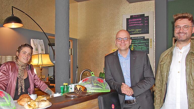 Die Betreiberin des Café Ilse, Isabelle Bach (von links), mit Oberbürgermeister Dirk Vogel und Wirtschaftsförderer Sebastian M. Bünner - Die Betreiberin des Café Ilse, Isabelle Bach (von links), mit Oberbürgermeister Dirk Vogel und Wirtschaftsförderer Sebastian M. Bünner Die Betreiberin des Café Ilse, Isabelle Bach (von links), mit Oberbürgermeister Dirk Vogel und Wirtschaftsförderer Sebastian M. Bünner - Die Betreiberin des Café Ilse, Isabelle Bach (von links), mit Oberbürgermeister Dirk Vogel und Wirtschaftsförderer Sebastian M. Bünner