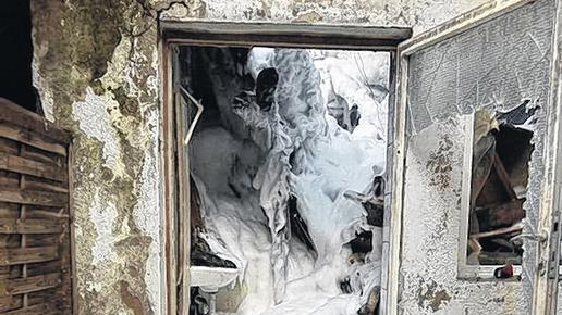 Weiße Spuren: Löschschaum in einem der zerstörten Gebäude in Marktheidenfeld. Weiße Spuren: Löschschaum in einem der zerstörten Gebäude in Marktheidenfeld.