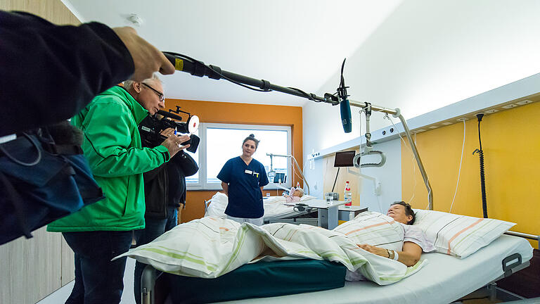 Anand Anders       -  Kreisklinik-Umzug. Frau Manger wird in den Rhön-Klinikum-Campus gebracht.