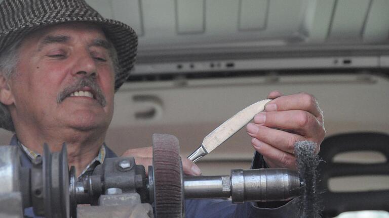 Scherenschleifer Wilhelm Blum. Beim Repaircafé in Hofheim zeigt er seine Können. Seit über 60 Jahren übt er diesen Beruf aus. Scherenschleifer Wilhelm Blum. Beim Repaircafé in Hofheim zeigt er seine Können. Seit über 60 Jahren übt er diesen Beruf aus.