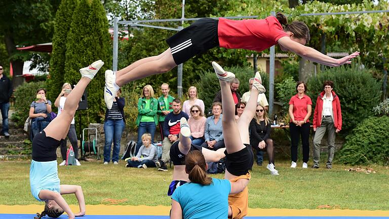 Schweinfurter Sportvereine mit Übungsleiterin, die sich im Kinder- und Jugendbereich engagieren, bekommen künftig aus der Sportförderung der Stadt mehr Geld. Das Bild entstand beim Erlebnistag Spiel und Sport zur 100 Jahre Feier der DJK Schweinfurt. Schweinfurter Sportvereine mit Übungsleiterin, die sich im Kinder- und Jugendbereich engagieren, bekommen künftig aus der Sportförderung der Stadt mehr Geld. Das Bild entstand beim Erlebnistag Spiel und Sport zur 100 Jahre Feier der DJK Schweinfurt.
