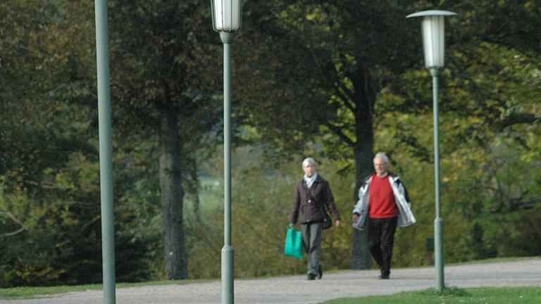 Von seinen Gästen eingenommenes Geld konnte Kissingen schon immer gut gebrauchen. Ein Ansatz im 19. Jahrhundert war das sogenannte Laternengeld. Von seinen Gästen eingenommenes Geld konnte Kissingen schon immer gut gebrauchen. Ein Ansatz im 19. Jahrhundert war das sogenannte Laternengeld.