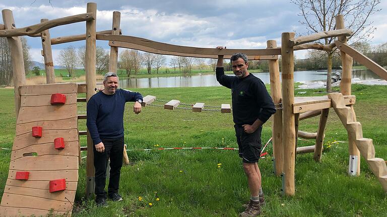 Bürgermeister Michael Hey (links) und Pächter Andreas Butzert (rechts) freuen sich auf den Saisonstart am Irmelshäuser Badesee. Die Kinder erwartet ein neues Spielgerät. Bürgermeister Michael Hey (links) und Pächter Andreas Butzert (rechts) freuen sich auf den Saisonstart am Irmelshäuser Badesee. Die Kinder erwartet ein neues Spielgerät.