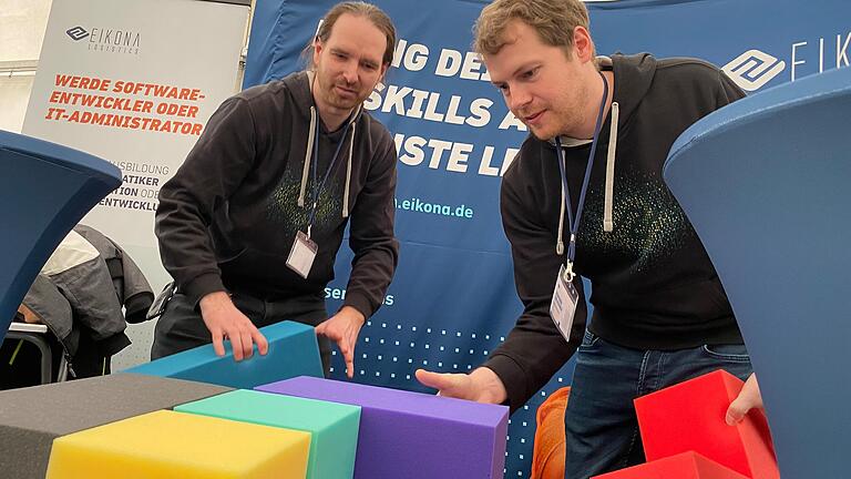 Auch in der Informatik kommt es auf Teamwork an: Christian Zickler und Dominik Heußner werben mit einem kleinen Spiel um Azubis.