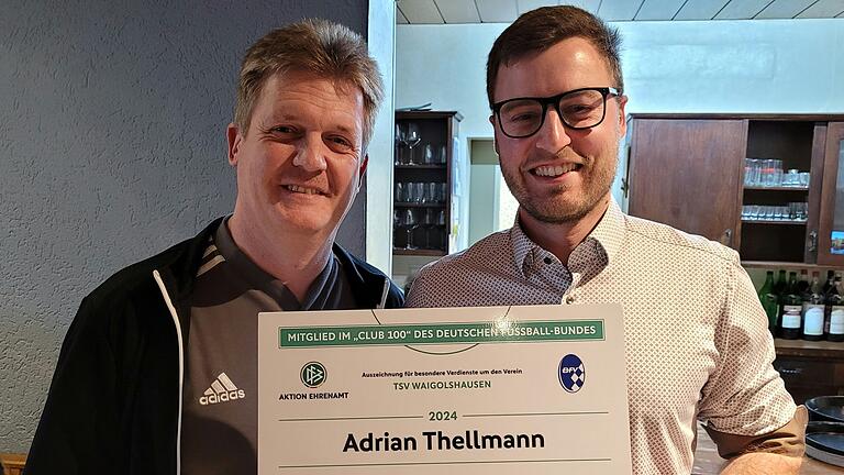 Im Bild: Kreisehrenamtsbeauftragter des BFV Harald Friedrich, Adrian Thellmann Schriftführer TSV Waigolshausen