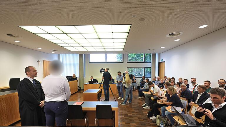 Prozess gegen Polizisten wegen Schussabgabe       -  Der Verteidiger (links) des Polizisten hatte eine Strafe von unter einem Jahr auf Bewährung gefordert.