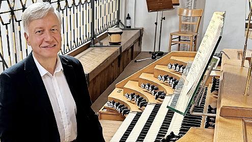 Stadtkantor Burkhard Ascherl nach dem Konzert an der viermanualigen Schmid-Orgel in der Pfarrkirche Mariä Himmelfahrt in Landsberg am Lech       -  Stadtkantor Burkhard Ascherl nach dem Konzert an der viermanualigen Schmid-Orgel in der Pfarrkirche Mariä Himmelfahrt in Landsberg am Lech