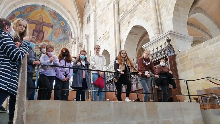 Domführerin mit den Ministrantinnen aus Großbardorf.