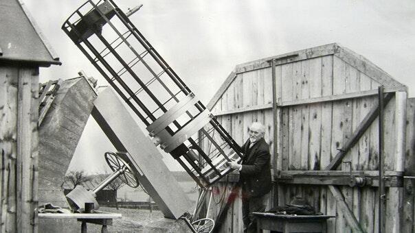 Johann Kern, genannt der Bauernastronom, mit seinem 61-Zentimeter-Spiegelteleskop in Steinmark.&nbsp; Mit großem Geschick hat er sich seine Fernrohre selbst zusammengestellt. Mit ihnen beobachtete er die Sterne. Das Bild ist vom Herbst 1964.