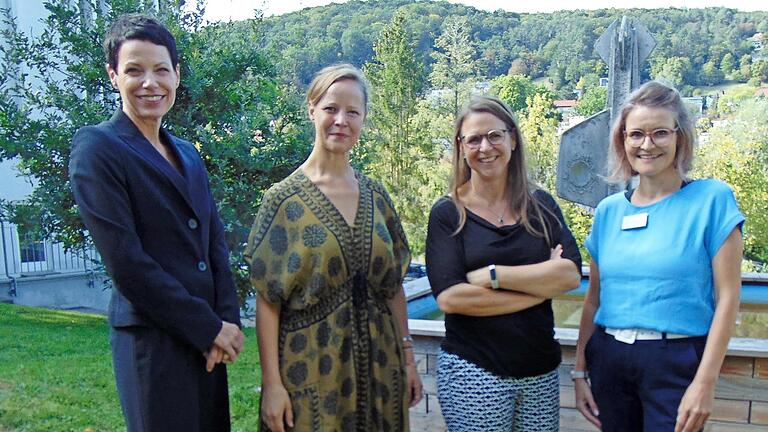 Prof. Claudia Mehler-Wex (Hemera Klinik, von links), Eva Barnewitz (Universität Konstanz), Prof. Tanja Legenbauer (LWL Universitätsklinik Hamm der Ruhr-Universität Bochum) und Dr. Anja Bauer (Hemera Klinik GmbH) beim Symposium in der Hemera Klinik...       -  Prof. Claudia Mehler-Wex (Hemera Klinik, von links), Eva Barnewitz (Universität Konstanz), Prof. Tanja Legenbauer (LWL Universitätsklinik Hamm der Ruhr-Universität Bochum) und Dr. Anja Bauer (Hemera Klinik GmbH) beim Symposium in der Hemera Klinik Bad Kissingen