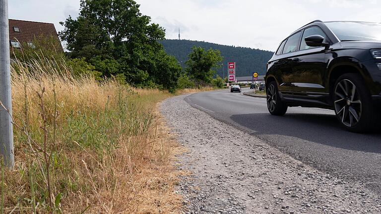 In Langenprozelten fehlt an der Würzburger Straße ein Gehweg. Aber nächstes Jahr soll er kommen.