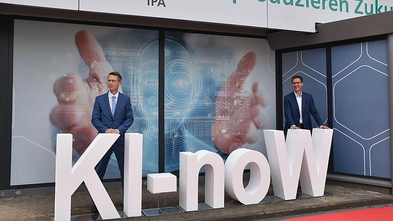 Im Jahr 2020 eröffnete das Fraunhofer-Institut IPA in Schweinfurt mit dem Schwerpunkt 'KI-now'. Im Bild Oberbürgermeister Sebastian Remelé (links) und der Leiter, Professor Dr. Frank Döpper. Aus dem bisherigen Standort in der alten Bahnhofstraße will das Institut in den nächsten Jahren in die Ledward-Kaserne umziehen. Im Jahr 2020 eröffnete das Fraunhofer-Institut IPA in Schweinfurt mit dem Schwerpunkt 'KI-now'. Im Bild Oberbürgermeister Sebastian Remelé (links) und der Leiter, Professor Dr. Frank Döpper. Aus dem bisherigen Standort in der alten Bahnhofstraße will das Institut in den nächsten Jahren in die Ledward-Kaserne umziehen.