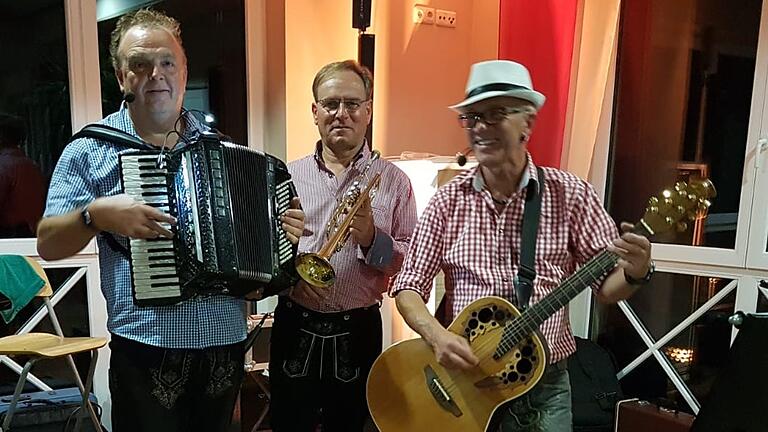 Die Gruppe „LaVita live Musik“ wird mit Volksmusik, Schlagern und Oldies für gute Stimmung sorgen.