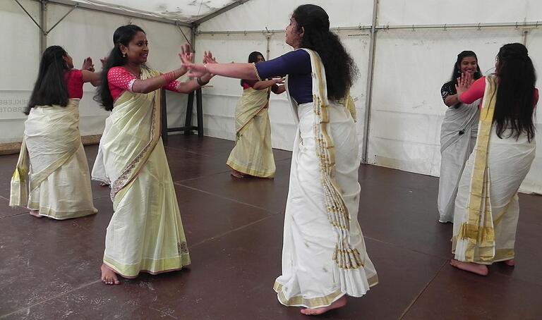 Anmutige Tänze aus ihrer Heimat Kerala zeigten die jungen 
Frauen beim Indischen Kulturfest im Mühlbacher Pfarrgarten.