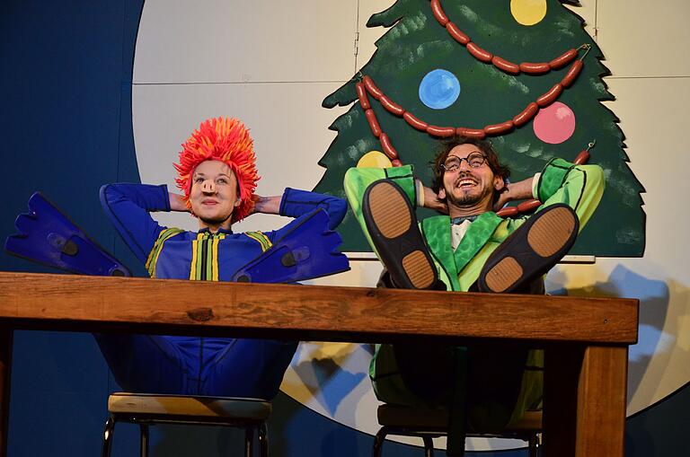 Weihnachten kann so schön sein: Das Sams (Tonia Fechter) und Papa Taschenbier (Alexander Baab) genießen das Dasein. Weihnachten kann so schön sein: Das Sams (Tonia Fechter) und Papa Taschenbier (Alexander Baab) genießen das Dasein.