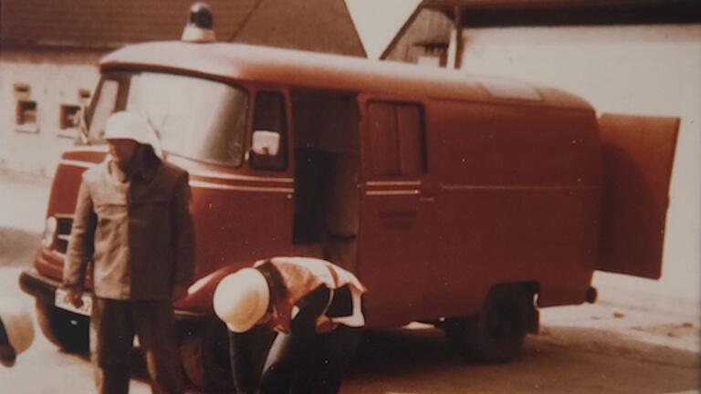 Ein besonderes Engagement zeigten die Feuerwehrkameraden beim Umbau eines altes Postauto zu einem Feuerwehrauto im Jahre 1973.