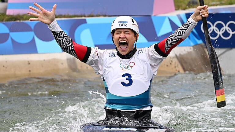 Paris 2024 - Kanu/Slalom       -  Elena Lilik Jubelt nach ihrer Zieldurchfahrt.