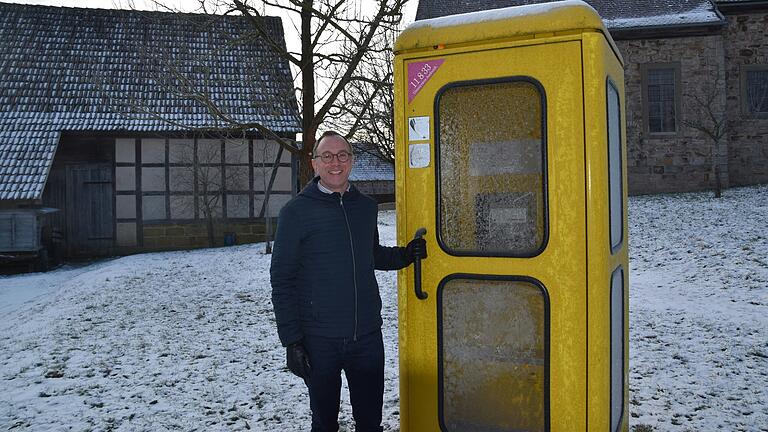 Niklas Hertwig ist der neue Leiter des Fränkischen Freilandmuseums Fladungen. Sein Lieblingsstück im Museumsdorf ist die gelbe Telefonzelle.