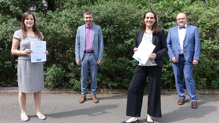 Vorstand Alexander Schraml (rechts) und Tobias Konrad, Stabsstelle Vorstand, gratulieren Katrin Wettengel (vorne rechts) und Melanie Ziegler zum erfolgreichen Abschluss ihrer Weiterbildung zur Pflegeberaterin.