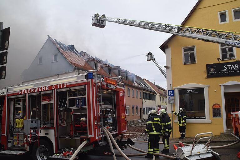 Das rasche Eingreifen der Feuerwehren konnte bei einem Hausbrand in der Uffenheimer Altstadt noch Schlimmeres verhindert werden.